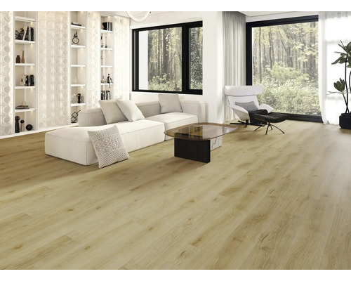 Svetlá obývacia izba s podlahou s dreveným vzhľadom, pohovkou, kreslami a regálmi