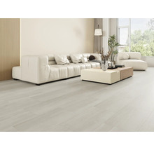 Svetlý obývací pokoj s pohovkou, konferenčným stolíkom a oknom