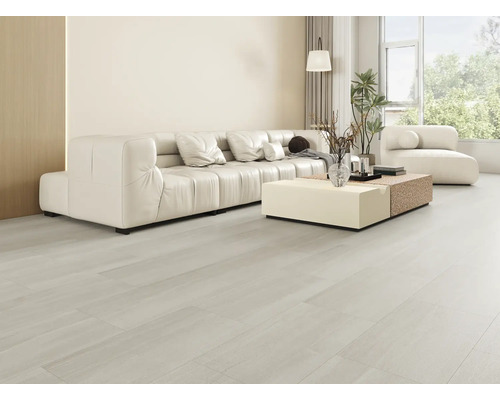 Svetlý obývací pokoj s pohovkou, konferenčným stolíkom a oknom