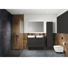 Moderná kúpeľňa so sprchou, umývadlovou skrinkou s dvojitým umývadlom, zrkadlom a toaletou.