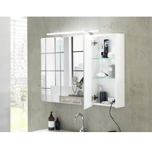 Kúpeľňa so zrkadlovou skrinkou, umývadlom a vodovodnou batériou