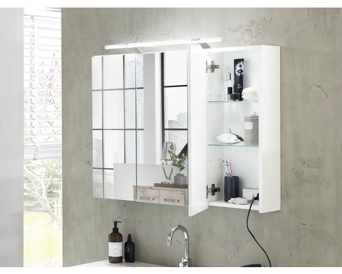 Kúpeľňa so zrkadlovou skrinkou, umývadlom a vodovodnou batériou