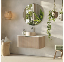 Kúpeľňa s umývadlom, zrkadlom, závesnou lampou a rastlinami