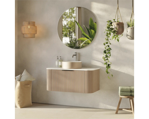 Kúpeľňa s umývadlom, zrkadlom, závesnou lampou a rastlinami