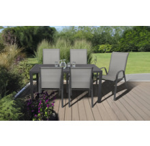 Záhradná scéna s jedálenským stolom a stoličkami na terase