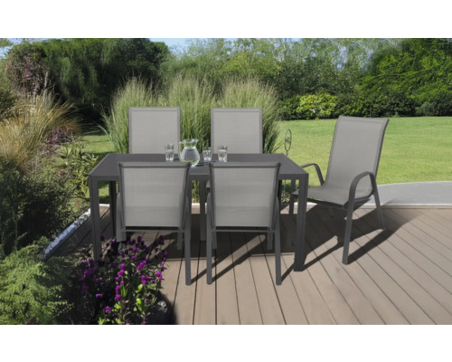 Záhradná scéna s jedálenským stolom a stoličkami na terase