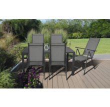 Záhradný nábytok so stolom, stoličkami a ležadlom na terase