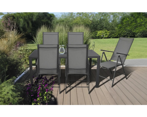 Záhradný nábytok so stolom, stoličkami a ležadlom na terase