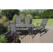 Záhradná scéna s jedálenským stolom, stoličkami, pohármi a džbánom vody na terase