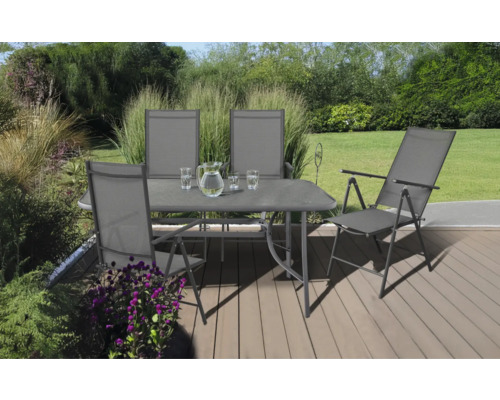 Záhradná scéna s jedálenským stolom, stoličkami, pohármi a džbánom vody na terase