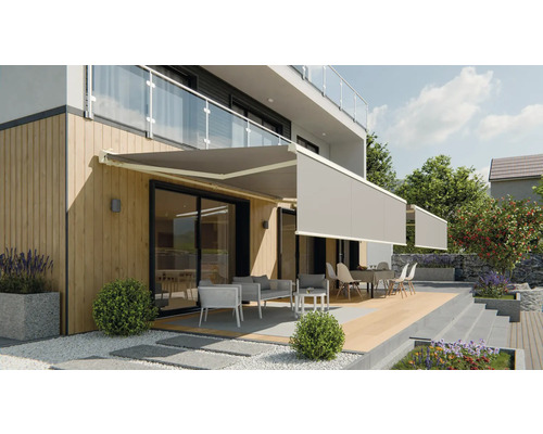 Terasa s markízami a sedacím nábytkom pred domom