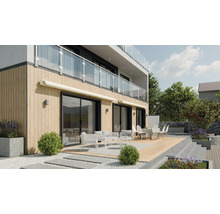 Fasáda domu s markízami, terasa so záhradným nábytkom a rastlinami