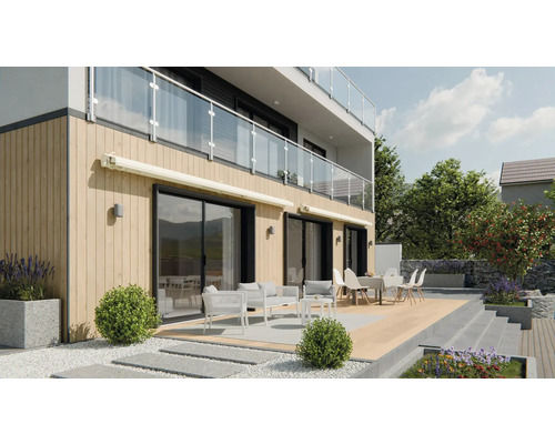 Fasáda domu s markízami, terasa so záhradným nábytkom a rastlinami