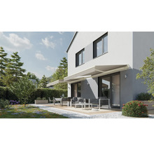 Fasáda domu s terasovým prístreškom, záhradným nábytkom a vonkajším priestorom