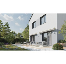 Moderný dom s terasou a záhradným nábytkom