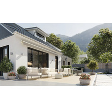 Dom s terasou, záhradným nábytkom a výhľadom na hory