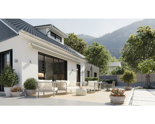 Dom s terasou, záhradným nábytkom a výhľadom na hory