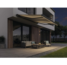 Terasa s markízou a záhradným nábytkom pred moderným domom