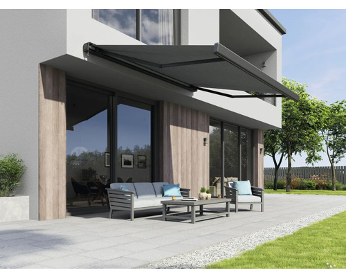 Terasa s markízou a záhradným nábytkom pred moderným domom