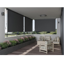 Balkón s roletami, sedením a rastlinami