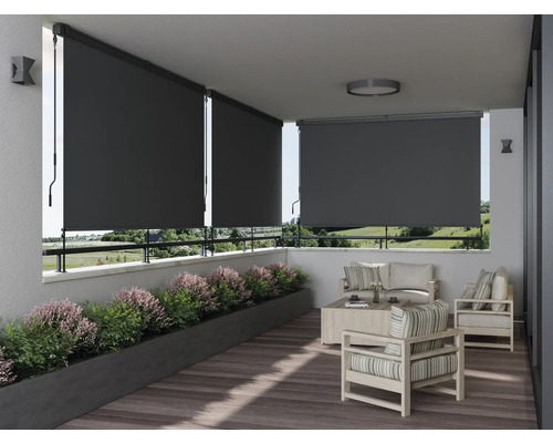 Balkón s roletami, sedením a rastlinami