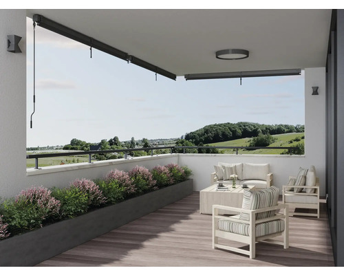 Svetlá terasa s markízou, záhradným nábytkom a kvetináčom