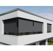 Tmavosivé balkónové markízy na modernej budove na ochranu pred slnkom