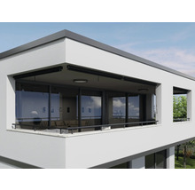 Moderný dom s balkónom a nainštalovanou ochranou súkromia.