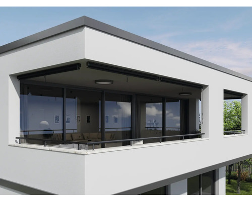 Moderný dom s balkónom a nainštalovanou ochranou súkromia.