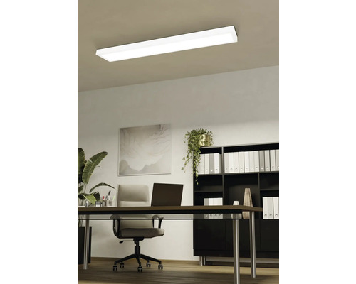 Stropné svietidlo v kancelárii so stolom, kancelárskou stoličkou a regálom.