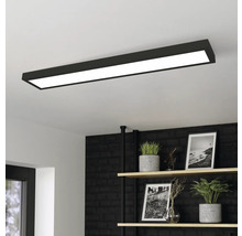 Stropné svietidlo v modernom priestore s policami a dekoráciami.