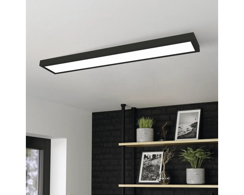 Stropné svietidlo v modernom priestore s policami a dekoráciami.