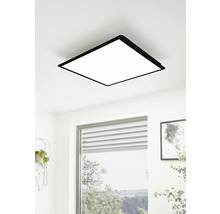 Štvorcové stropné svietidlo s čiernym rámom na strope