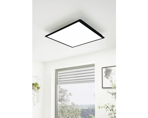 Štvorcové stropné svietidlo s čiernym rámom na strope