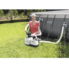 Žena obsluhuje pieskovú filtráciu Intex vedľa bazéna