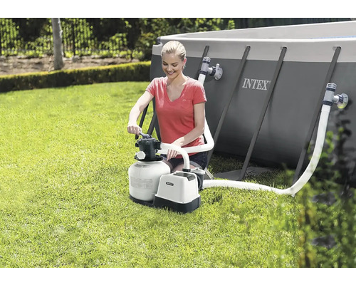 Žena obsluhuje pieskovú filtráciu Intex vedľa bazéna