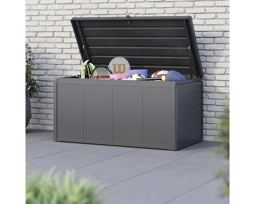 Otvorený sivý záhradný box so športovými potrebami