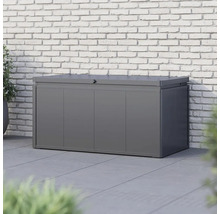 Sivý kovový úložný box pred tehlovou stenou