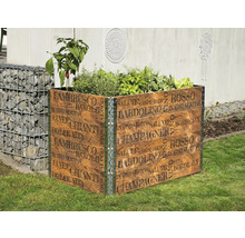 Drevený vyvýšený záhon s potlačou, osadený bylinkami a zeleninou v záhrade