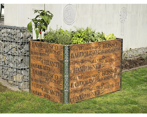 Drevený vyvýšený záhon s potlačou, osadený bylinkami a zeleninou v záhrade