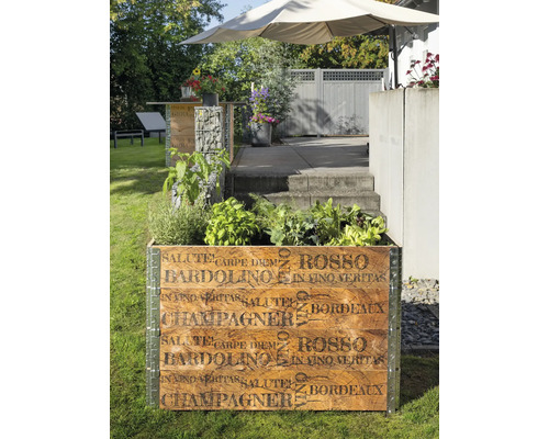 Drevený hrantík na rastliny s nápisom v záhrade