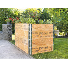 Drevený vyvýšený záhon s rastlinami v záhrade