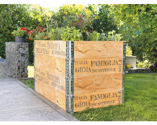 Drevený vyvýšený záhon s rastlinami v záhrade