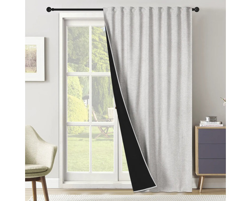 Pohľad na sivý zatemňovací záves pred oknom.