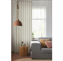 Obývacia izba so sivou pohovkou, dreveným príručným stolíkom a látkovým závesom