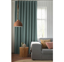 Obývacia izba scéna so závesom, lampou, odkladacím stolíkom a pohovkou