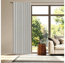 Obývacia izba s oknom a závesom