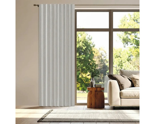 Obývacia izba s oknom a závesom