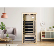 Vnútorná sauna s dreveným obkladom v presvetlenej miestnosti