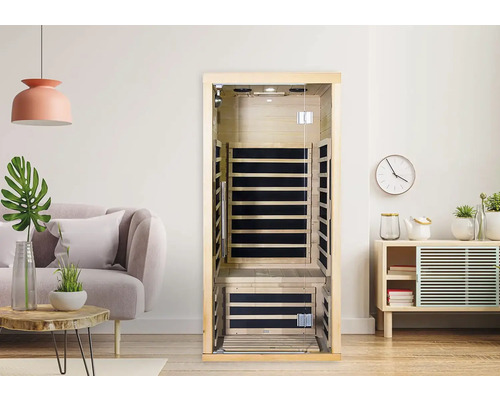 Vnútorná sauna s dreveným obkladom v presvetlenej miestnosti